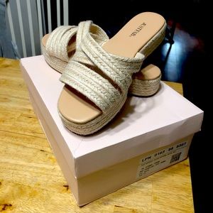 Women’s sandals beige woven